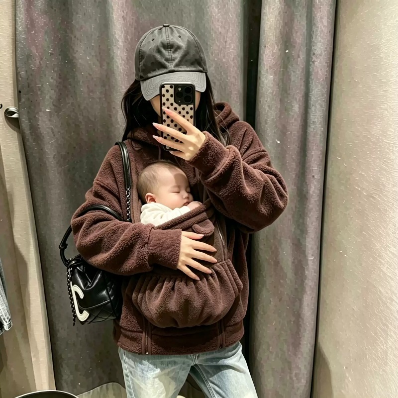 Maternity Wear - เสื้อคลุมมีฮู้ดบุขนแกะสำหรับคุณแม่ 2-in-1 พร้อมกระเป๋าคางคูรู ให้ความอบอุ่น สำหรับคุณแม่ตั้งครรภ์และคุณแม่ที่อุ้มลูกน้อย มีหลายสี